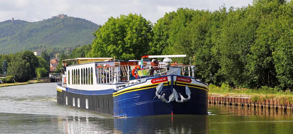 La elegante Barcaza "Le Panache" navegando por el Canal de la Marne au Rhin (Francia) CRUCEROS FLUVIALES CANALES DE FRANCIA LA PANACHE CRUCEROS FLUVIALES DE LUJO CANALES HOLANDA HOLLAND BELGIUM CRUISES BRUGES ALSACE LORRAINE CROISIERES CRUCEROS ALSACIA LORENA ALSACE LORRAINE CRUISES